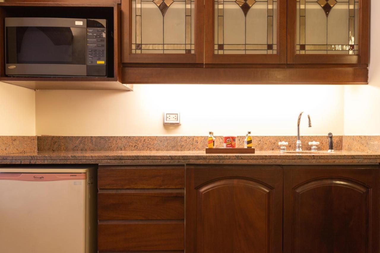 J&A Classic Hotel Lima Buitenkant foto A kitchen with under-cabinet lighting