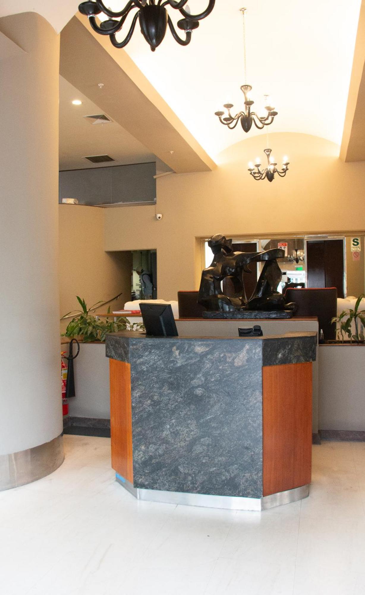 J&A Classic Hotel Lima Buitenkant foto The airport's reception area
