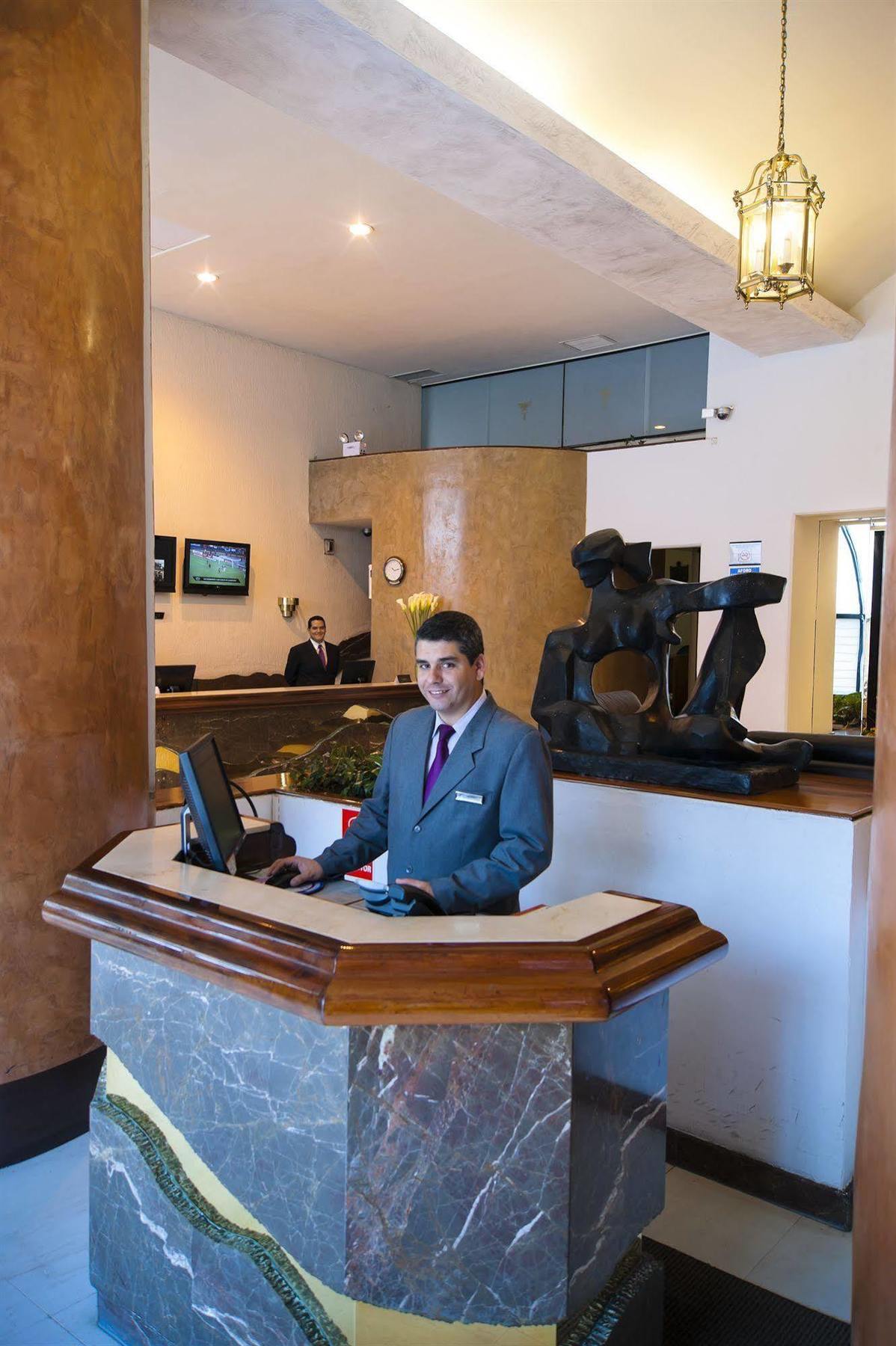 J&A Classic Hotel Lima Buitenkant foto A hotel receptionist at the check-in counter